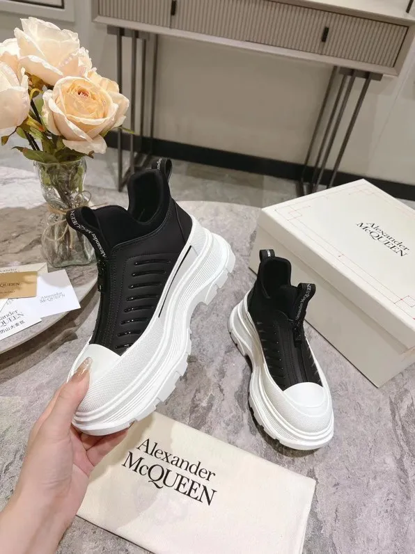 👟👟Ex-factory price 600👟👟 Men's size +10 2023 McQueen classic hot style, top version! ALEXANDERAIexanderMcQUEEN✅ has been certified. The latest 2023 counters will be launched at the same time, international T stage catwalk models. 💯Purchased from top ZP, the original version is 1:1 customized, perfectly reproduced, embellished with waterproof zippers on off-road inspired clothing, with imported anti-wear super soft sock cuffs, 3D glue bright strips, excellent comfort, outsole: original TPU double-layer combination outsole. Fabric: Imported silk cow leather Lining: Imported super soft Lycra/space cloth Foot pads: Imported silk sheepskin Size: 35-40 for women, 39-45 for men. Color: all black, black and white, all white, (add 10 for men’s model)